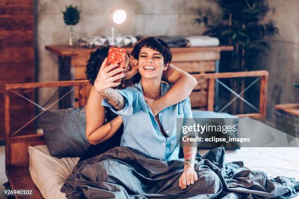 lächeln für mich. - neben stock-fotos und bilder