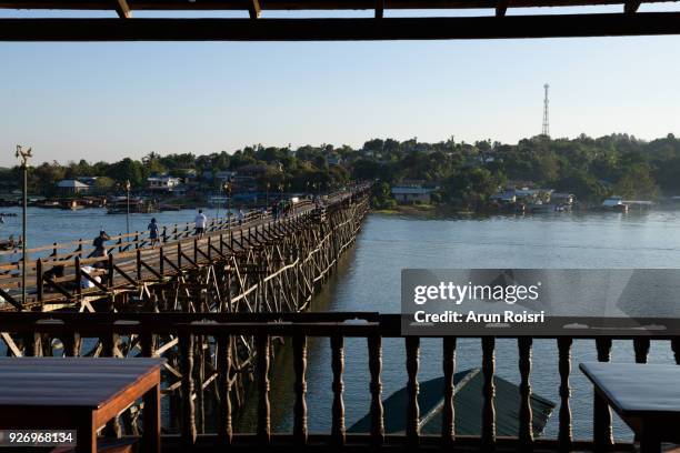 the mon bridge or “saphan mon” is thailand’s longest wooden bridge and the second longest in the world measuring over 400 meters long. the handmade footbridge constructed in the 1980’s spans the song kalia river to the mon village wang kha. the village’s - monsees stock-fotos und bilder