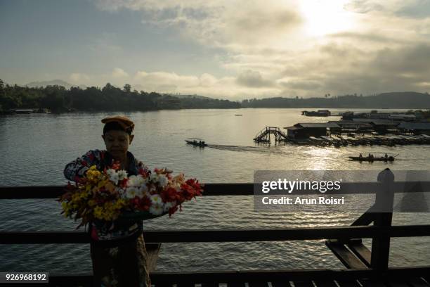 the mon bridge or “saphan mon” is thailand’s longest wooden bridge and the second longest in the world measuring over 400 meters long. the handmade footbridge constructed in the 1980’s spans the song kalia river to the mon village wang kha. the village’s - monsees stock-fotos und bilder