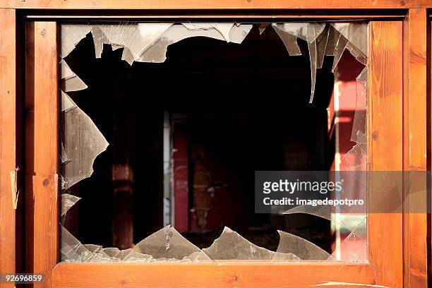 broken window - demolition of florida sinkhole house continues stockfoto's en -beelden