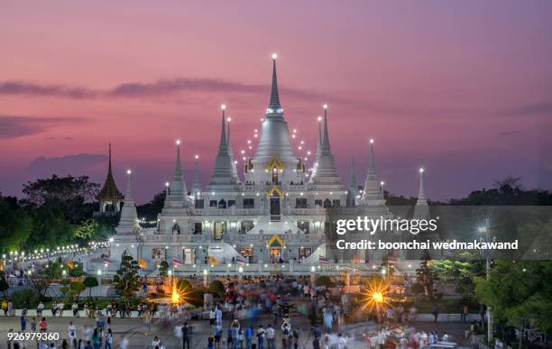 walk with lighted candles in hand around at asokaram - samut prakan province stockfoto's en -beelden