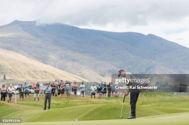 Terry Pilkadaris of Australia putts during day four of the ISPS Handa New Zealand Golf Open at Millbrook Golf Resort on March 4, 2018 in Queenstown,...