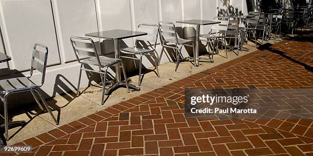 sidewalk cafe empty chairs - café esplanada imagens e fotografias de stock