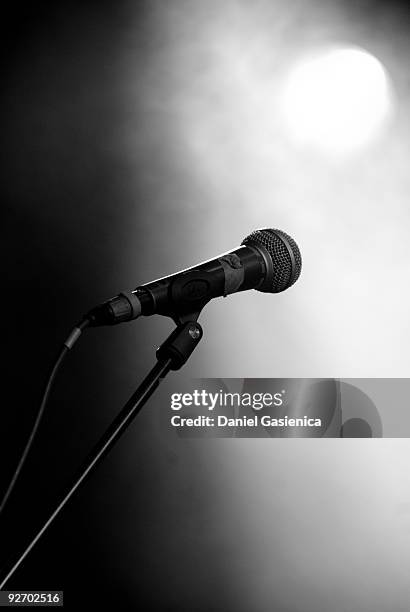 lonely mic - base de pie para micrófono fotografías e imágenes de stock