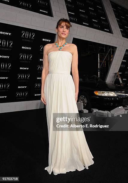 Actress Amanda Peet arrives at the premiere of Columbia Pictures' "2012" at the Regal Cinemas LA live on November 3, 2009 in Los Angeles, California.