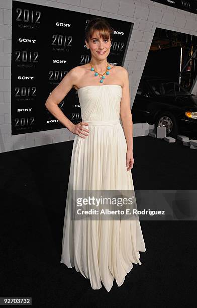 Actress Amanda Peet arrives at the premiere of Columbia Pictures' "2012" at the Regal Cinemas LA live on November 3, 2009 in Los Angeles, California.
