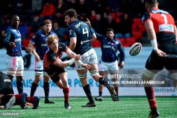 Oyonnax' South African scrumhalf James Hall clears the ball after a scrum during the French Top 14 rugby union match between Oyonnax and Paris Stade...