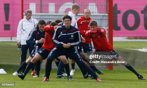 Mario Gomez of Bayern Muenchen and his teammates warm up during a training session on November 4, 2009 in Munich, Germany. Bayern Muenchen lost the...