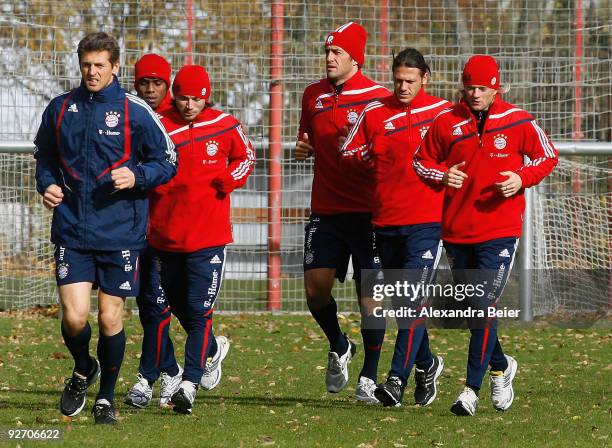 Goalkeeper Hans-Joerg Butt, Edson Braafheid, Danijel Pranjic, Luca Toni, Martin Demichelis and Anatolij Timoshchuk of Bayern Muenchen warm up during...