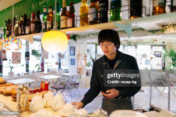 ober werken in café - alleen jonge mannen stockfoto's en -beelden