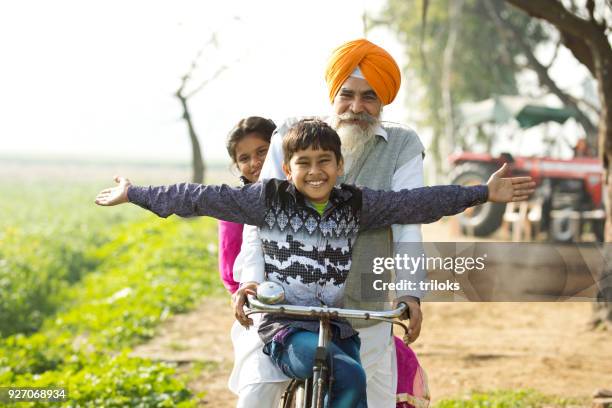 Vater mit Kindern reiten auf dem Fahrrad