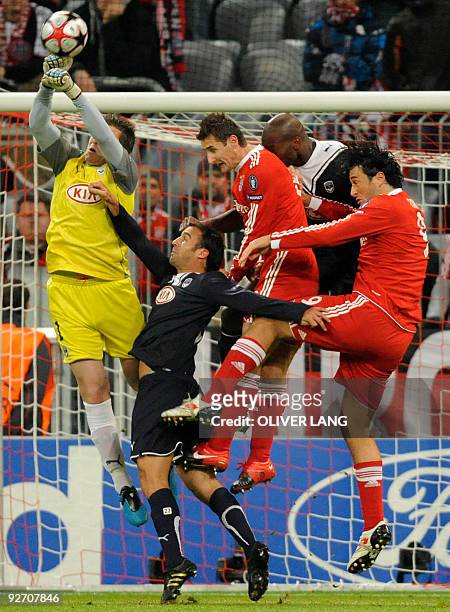 Bayern Munich's striker Miroslav Klose and Bayern Munich's Italian striker Luca Toni vie with Bordeaux' French goalkeeper Cedric Carrasso and...