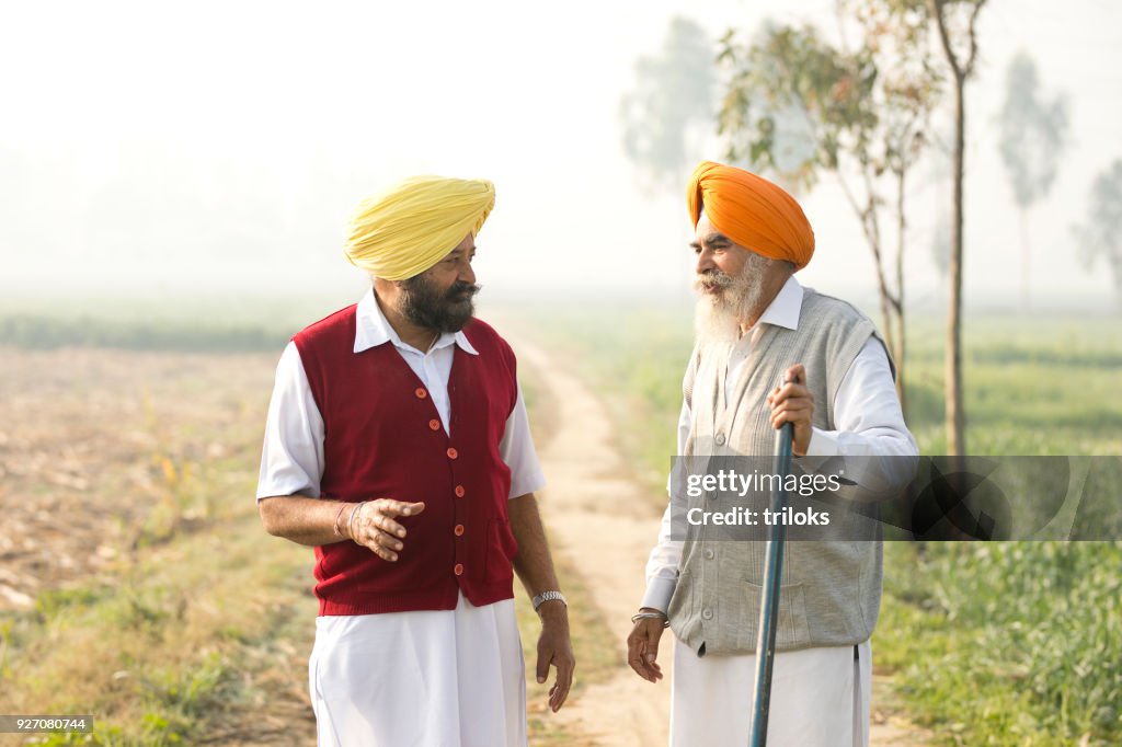 Deux agriculteurs indiens, discuter sur le terrain