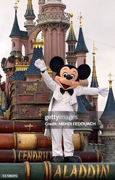 File picture taken on November 18, 2003 at the Disneyland-Paris in the eastern Paris suburb of Marne-la-Valle shows a Euro Disney employee, wearing a...