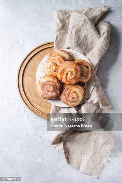 puff pastry cinnamon rolls - rustic plate overhead stock pictures, royalty-free photos & images