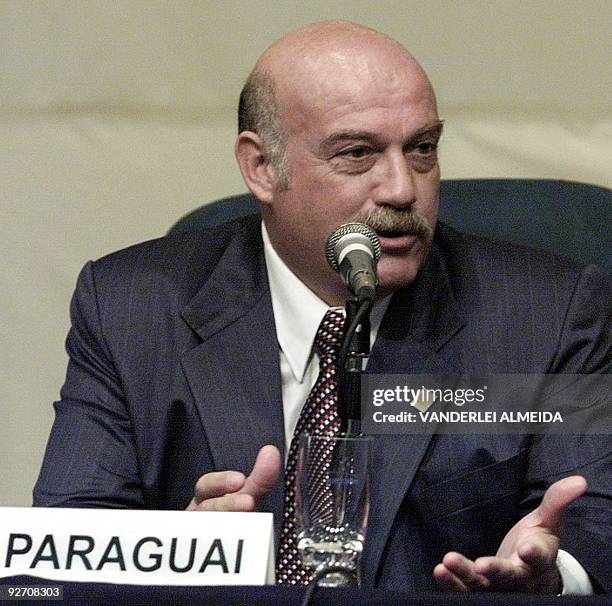 Paraguayan President Luis Gonzales Macchi responds to a journalist during the MERCOSUR meetings in Florianopolis, Brasil 15 December 2000. El...