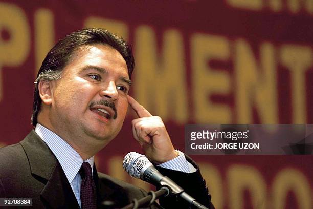 Guatemalan President Alfonso Portillo speaks about peace agreements 12 December 2000 in Guatemala City. El presidente de Guatemala Alfonso Portillo...