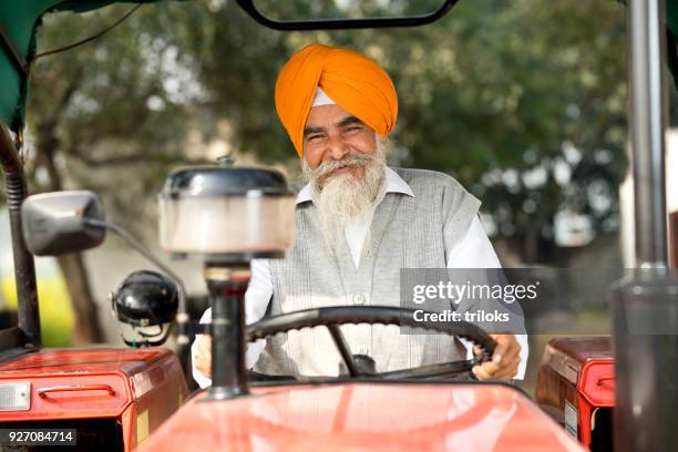 sentado en el tractor del granjero - punjab india fotografías e imágenes de stock