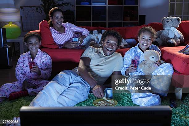 family watching television - family watching tv - fotografias e filmes do acervo