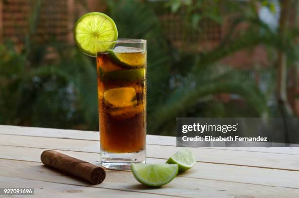 cuba libre and fine cuban cigar - cuba libre fotografías e imágenes de stock