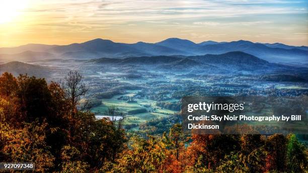 valley sunrise from the blue ridge mountains - virginia 個照片及圖片檔