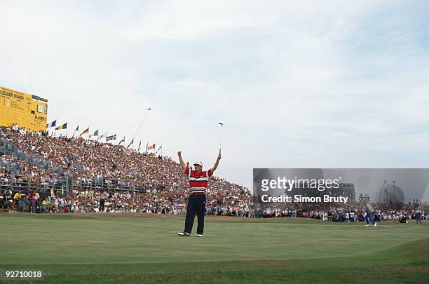 American golfer Mark Calcavecchia wins the British Open at the Royal Troon Golf Club, Scotland, 23rd July 1989.