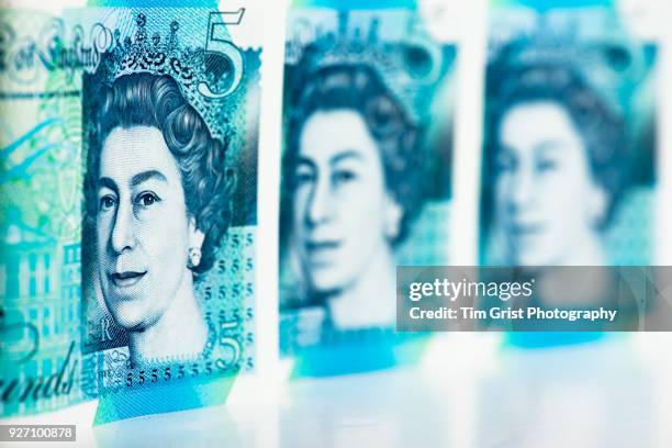 british five pound notes - nota de cinco pounds - fotografias e filmes do acervo