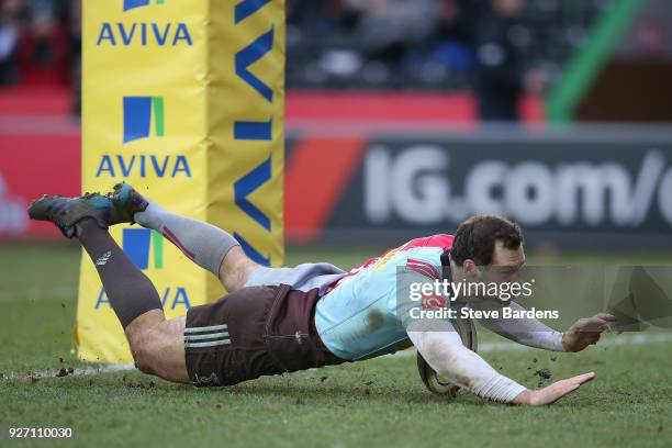 Tim Visser of Harlequins scores a try during the Aviva Premiership match between Harlequins and Bath Rugby at Twickenham Stoop on March 4, 2018 in...