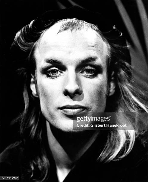 Brian Eno posed in Los Angeles, USA in 1974