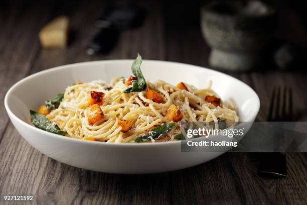 friska spagetti med rostad butternut squash och salvia smör - porslin bildbanksfoton och bilder