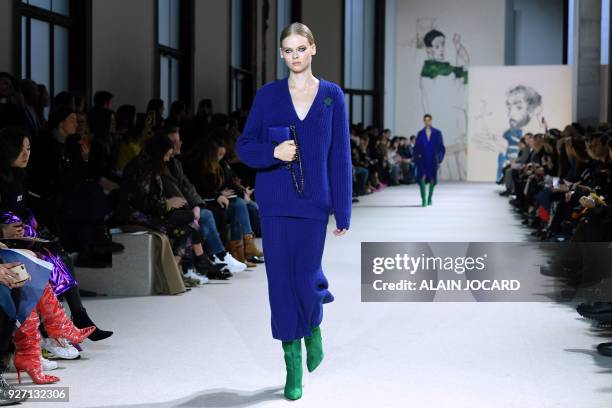 Model presents a creation for Akris during the 2018/2019 fall/winter collection fashion show on March 4, 2018 in Paris. / AFP PHOTO / ALAIN JOCARD