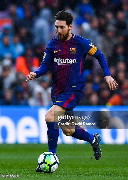 Lionel Messi of FC Barcelona runs with the ball during the La Liga match between Barcelona and Atletico Madrid at Camp Nou on March 4, 2018 in...