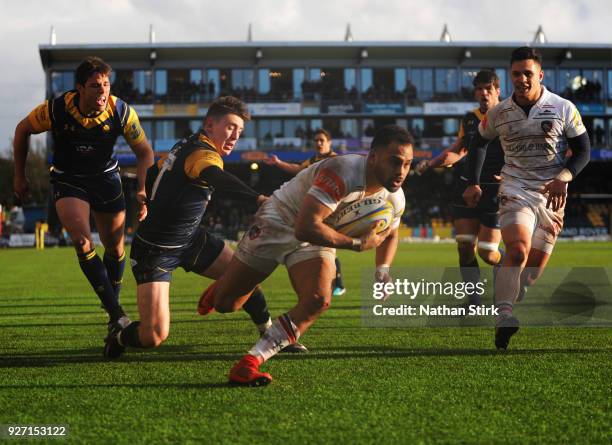 Telusa Veainu of Leicester Tigers scores a try during the Aviva Premiership match between Worcester Warriors and Leicester Tigers at Sixways Stadium...