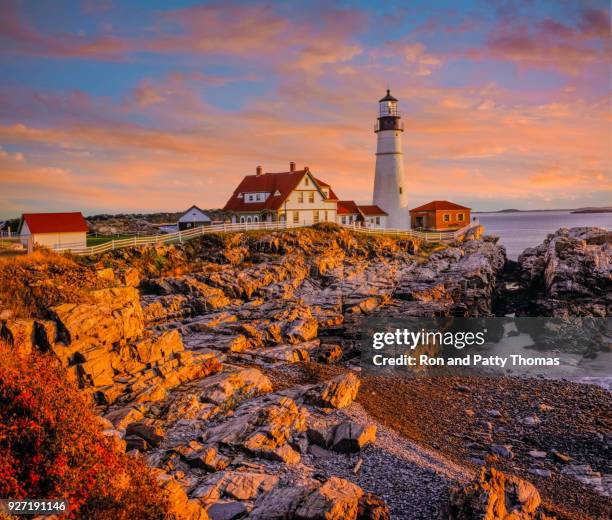 on the rocky coastline with portland head light, maine - maine imagens e fotografias de stock