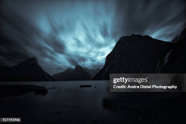 milford sound - new zealand - langzeitbelichtung stock pictures, royalty-free photos & images