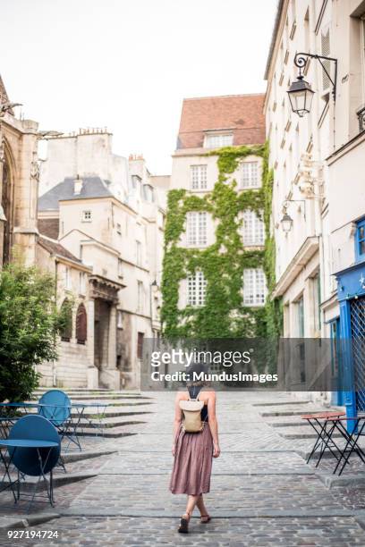 erkunden die leeren straßen von paris frankreich - french cafe stock-fotos und bilder