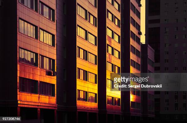 moderne kleur multi opgeslagen gebouw. zonlicht schijnt op de glazen wand - multi devices stockfoto's en -beelden