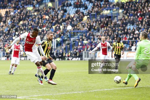 Mateo Cassierra of Ajax, Guram Kashia of Vitesse, Siem de Jong of Ajax, Fankaty Dabo of Vitesse, goalkeeper Remko Pasveer of Vitesse during the Dutch...