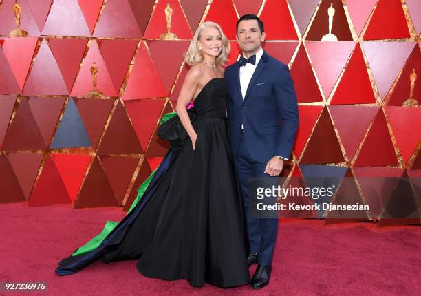 Kelly Ripa and Mark Consuelos attend the 90th Annual Academy Awards at Hollywood & Highland Center on March 4, 2018 in Hollywood, California.