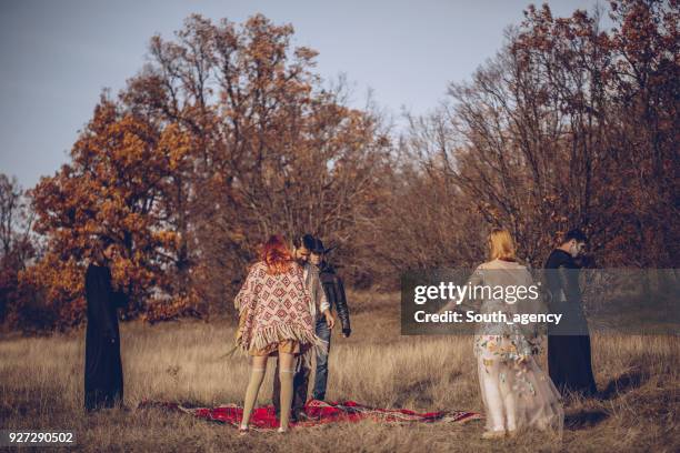 ceremonia de la secta en la naturaleza - brainwash fotografías e imágenes de stock