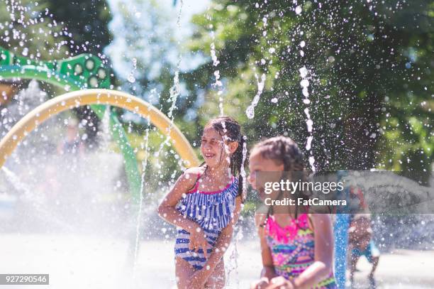 sommernachmittag im splash pad - planschbecken stock-fotos und bilder