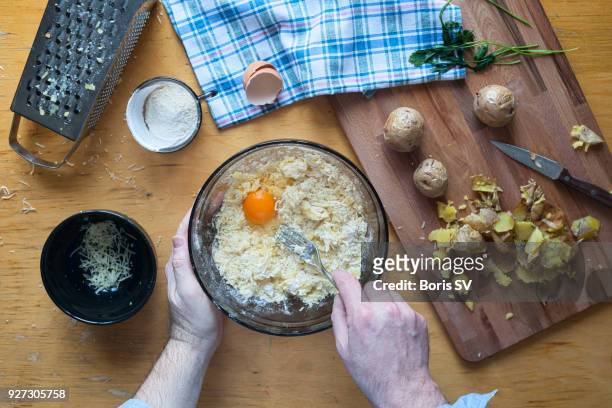 making gnocchi with parmesan - parmesan cheese - fotografias e filmes do acervo