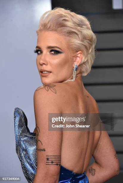 Singer Halsey attends the 2018 Vanity Fair Oscar Party hosted by Radhika Jones at Wallis Annenberg Center for the Performing Arts on March 4, 2018 in...