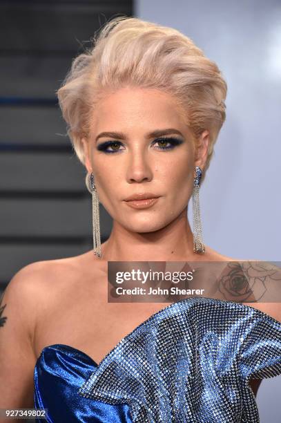 Singer Halsey attends the 2018 Vanity Fair Oscar Party hosted by Radhika Jones at Wallis Annenberg Center for the Performing Arts on March 4, 2018 in...