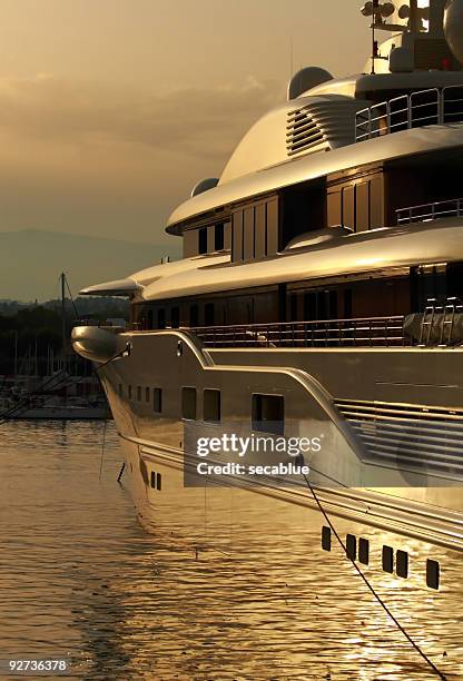 super yacht in port at sunset - luxe jacht stockfoto's en -beelden