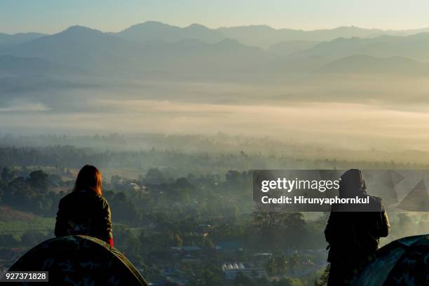 turismo, camping en la montaña y disfrutar con la salida del sol en el pai en el norte de tailandia - provincia de mae hong son fotografías e imágenes de stock