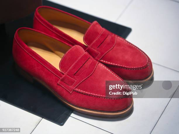 suede shoes - suède schoen stockfoto's en -beelden