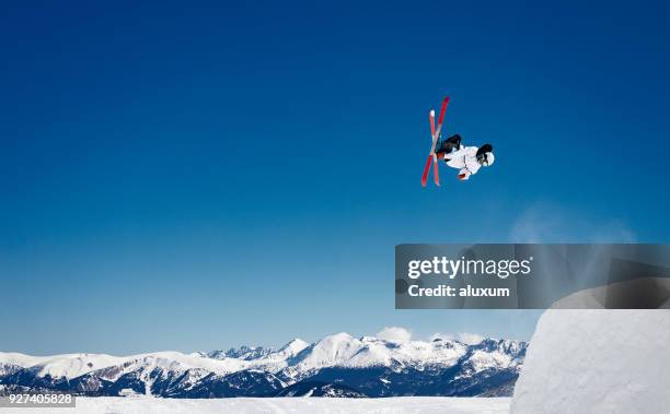 unglaubliche freestyle ski sprünge in den pyrenäen - hochsprung stock-fotos und bilder