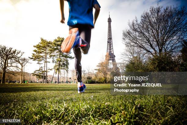 runner running in paris city - running paris stock-fotos und bilder