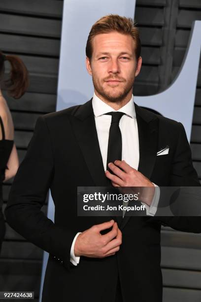 Luke Bracey attends the 2018 Vanity Fair Oscar Party hosted by Radhika Jones at Wallis Annenberg Center for the Performing Arts on March 4, 2018 in...